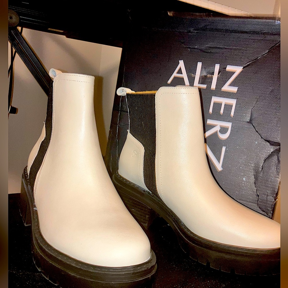 Naturalizer Jayden Water Resistant Booties sized 6.5, Porcelain. Brand new.